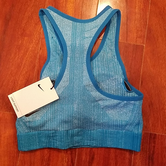 NWT size M Nike sports bra - Picture 4 of 7